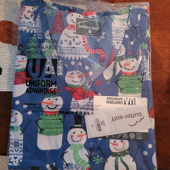 Juggling Snowman Print 4-Pocket Rounded V-Neck Scrub Top NWT - Picture 1 of 4